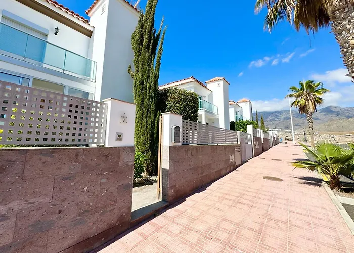 Con Vista Al Mar Y Piscina Privada * אדחה