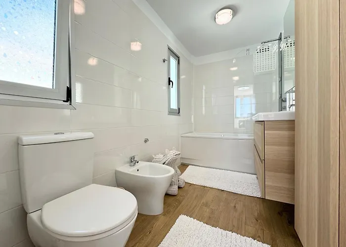 Con Vista Al Mar Y Piscina Privada וילה אדחה