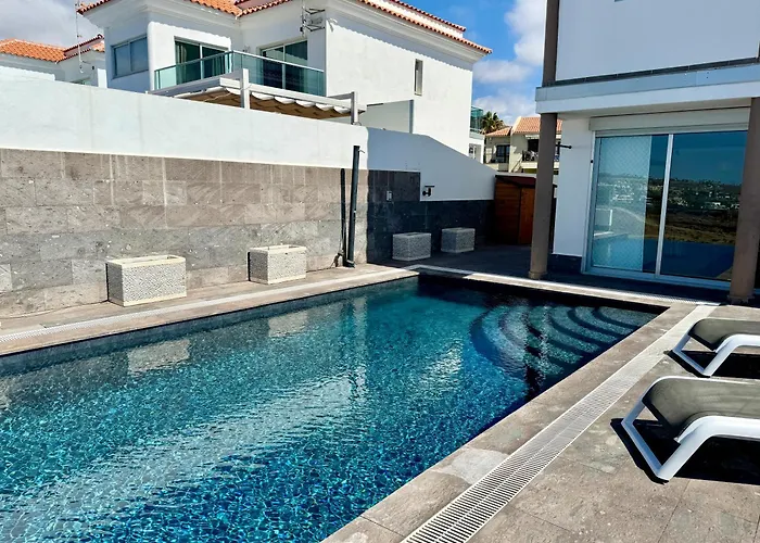 Con Vista Al Mar Y Piscina Privada וילה אדחה